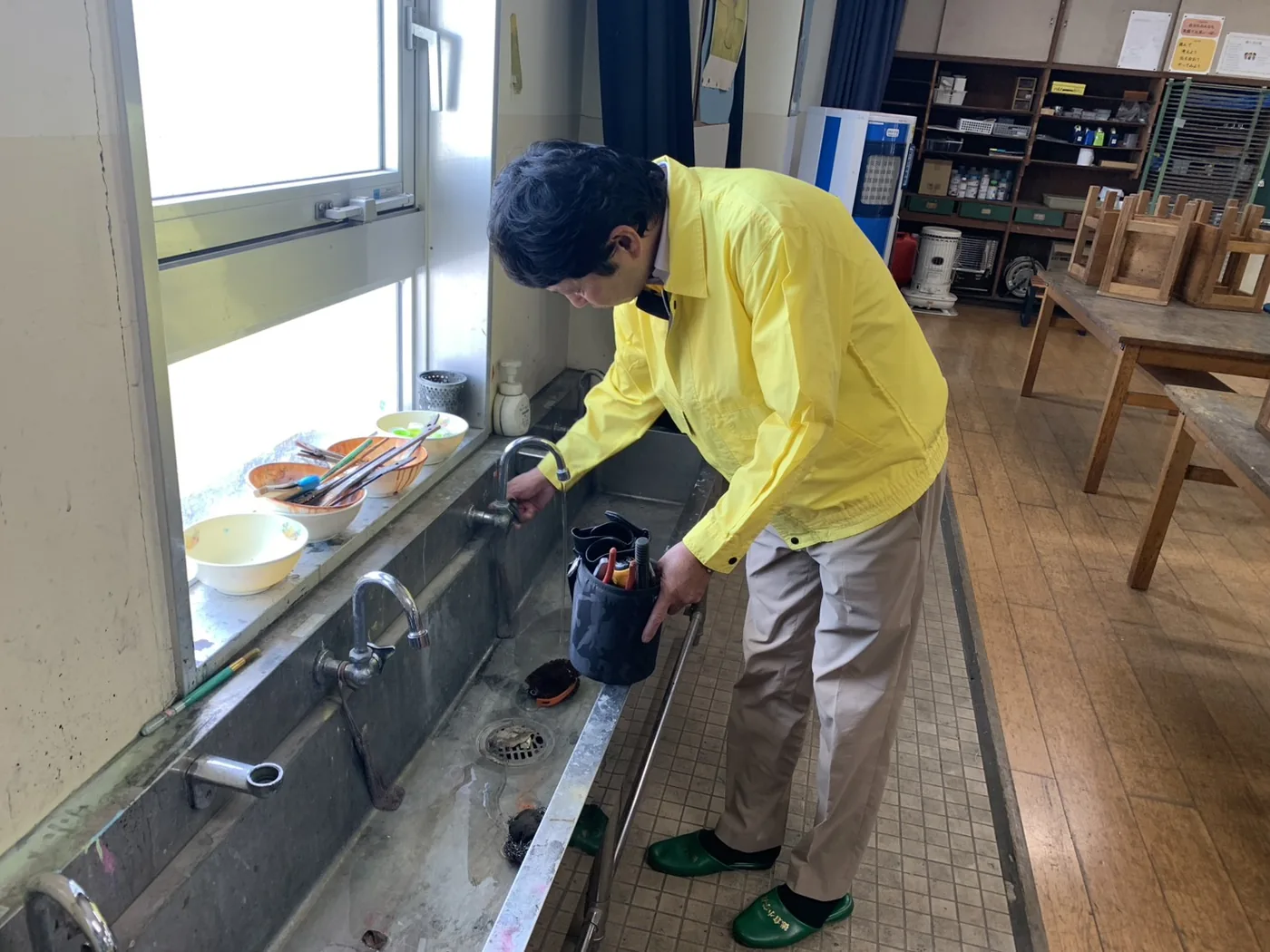 学校の流し台の点検作業