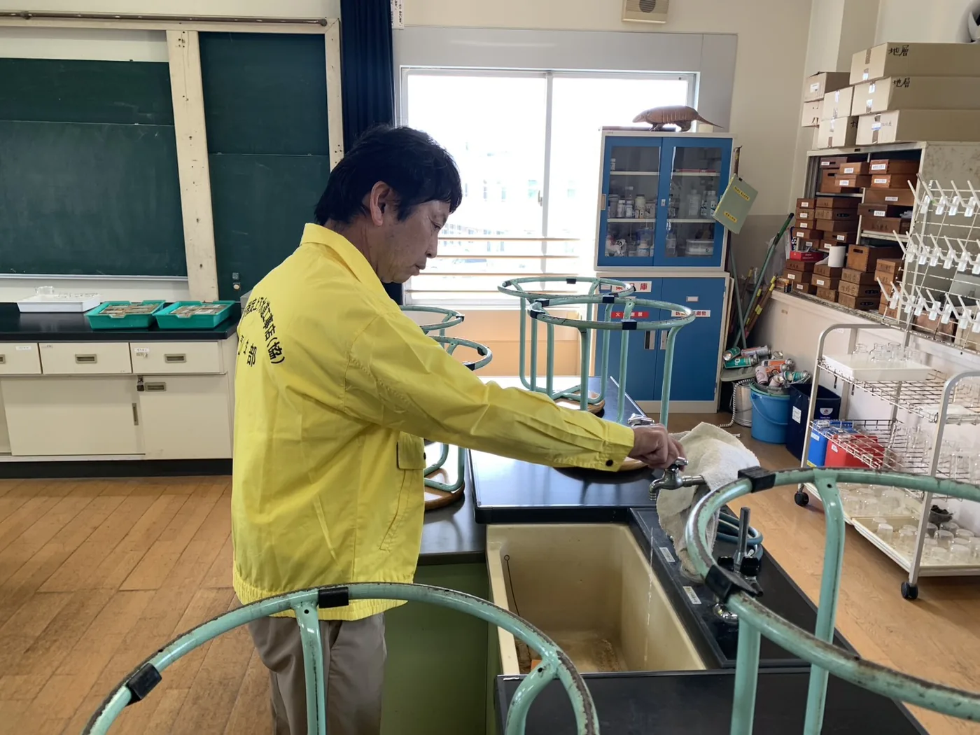 理科室の水道設備の点検作業