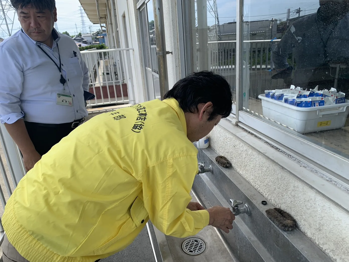 学校内の水道設備修繕作業